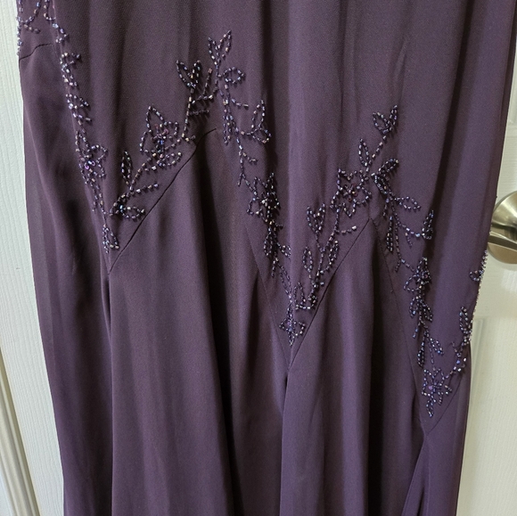 Women's gown with flared hem - size 16 (fits like a 14) - Picture 3 of 7